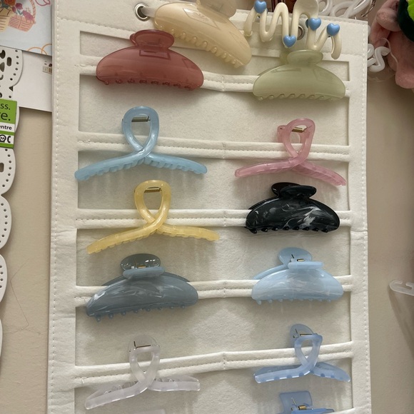 Hair Clips & Accessories - Picture 1 of 7